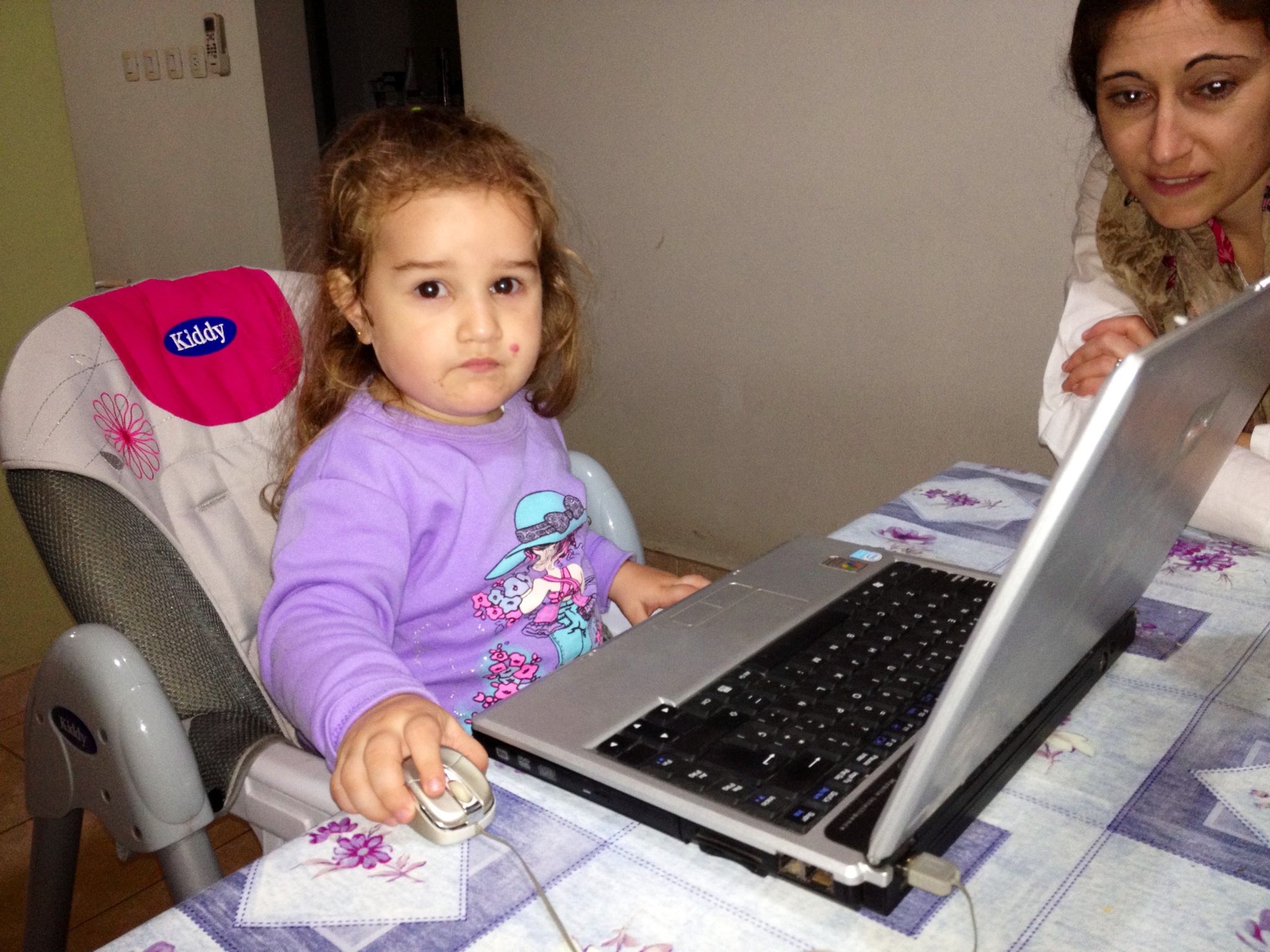 fotos/2012-12-25 - Iara con la notebook/la foto 1.JPG